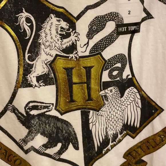 Hot Topic Hogwarts Crest Raglan - Picture 4 of 5